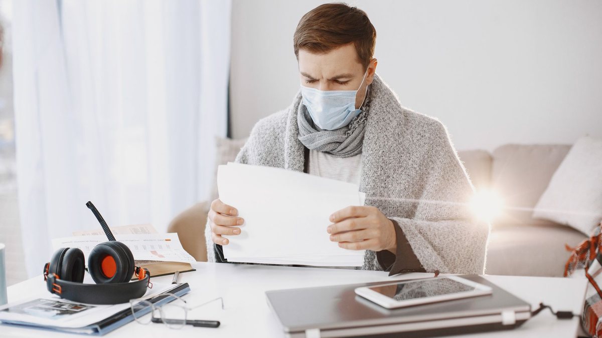 Stagiaire malade préparant des documents administratifs