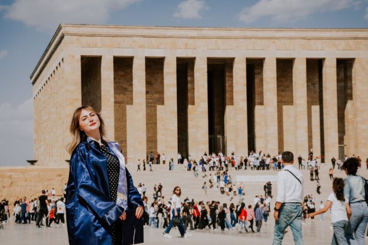 Étudiante en BTS tourisme conseillant des clients en agence