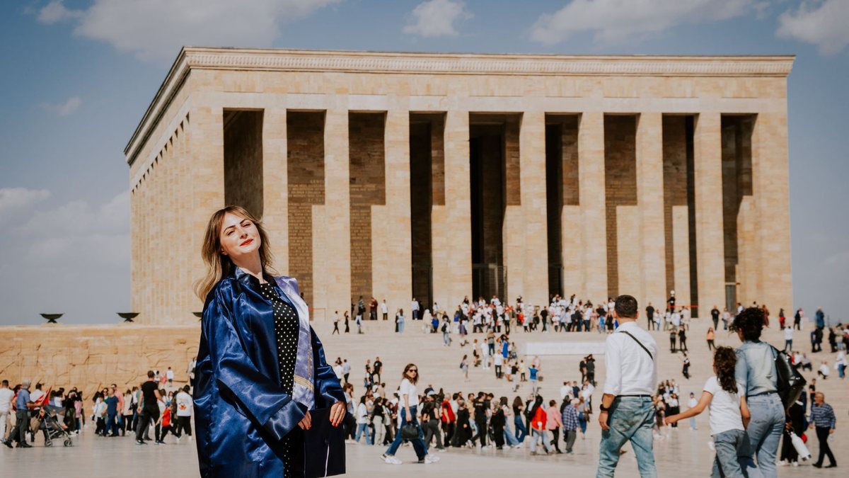 Étudiante en BTS tourisme conseillant des clients en agence