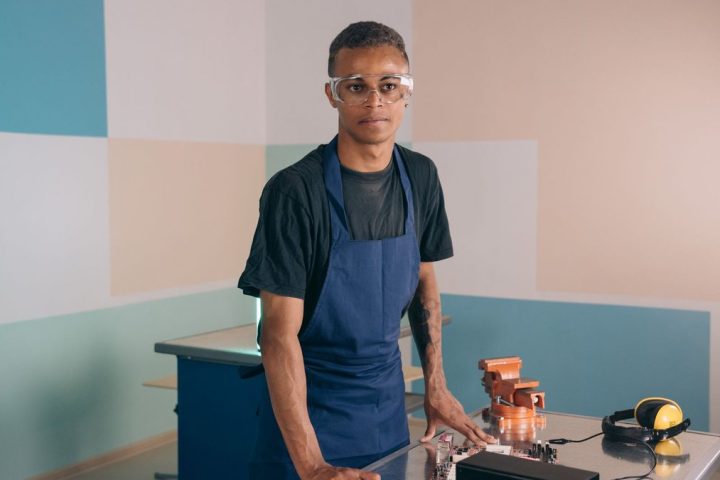 Salle de cours dans un centre de formation d'apprentis avec formateurs et apprentis
