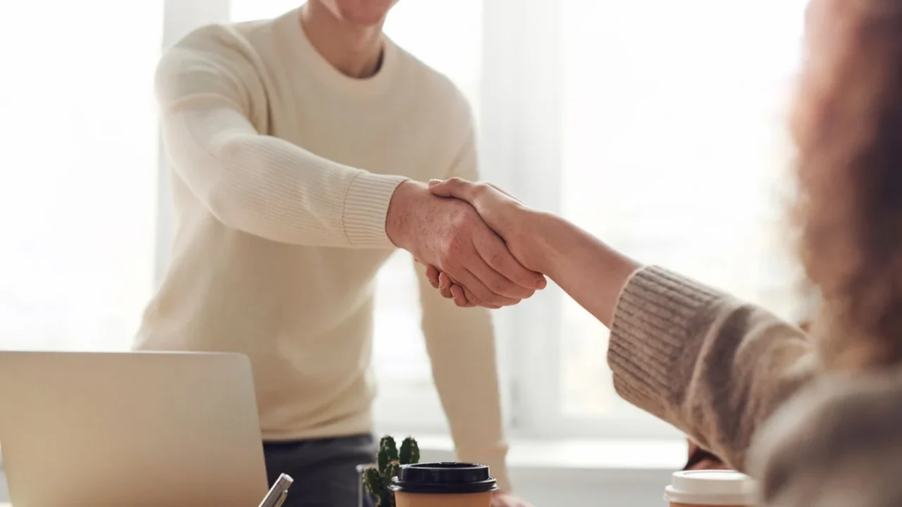 Réunion de travail autour d’une stratégie marketing