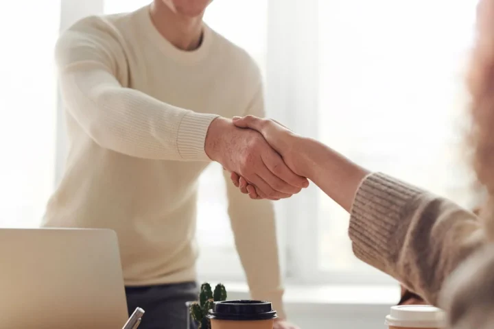 Réunion de travail autour d’une stratégie marketing