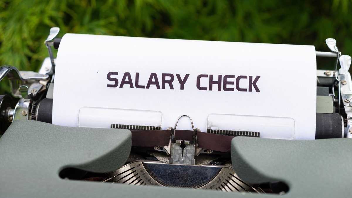 Document de paie pour stagiaire sur un bureau administratif