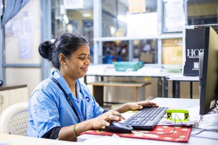 Fonctionnaire stagiaire lors de sa première journée dans un service public