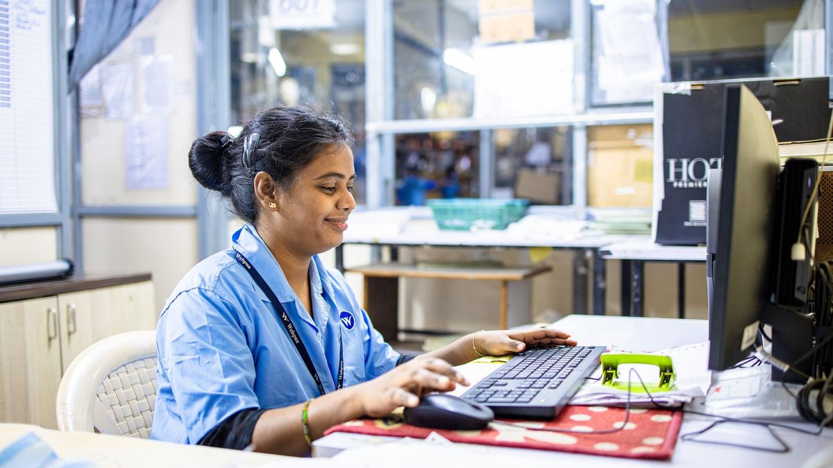 Fonctionnaire stagiaire lors de sa première journée dans un service public