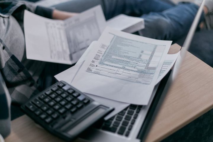 Jeune alternant remplissant sa déclaration d'impôts en ligne
