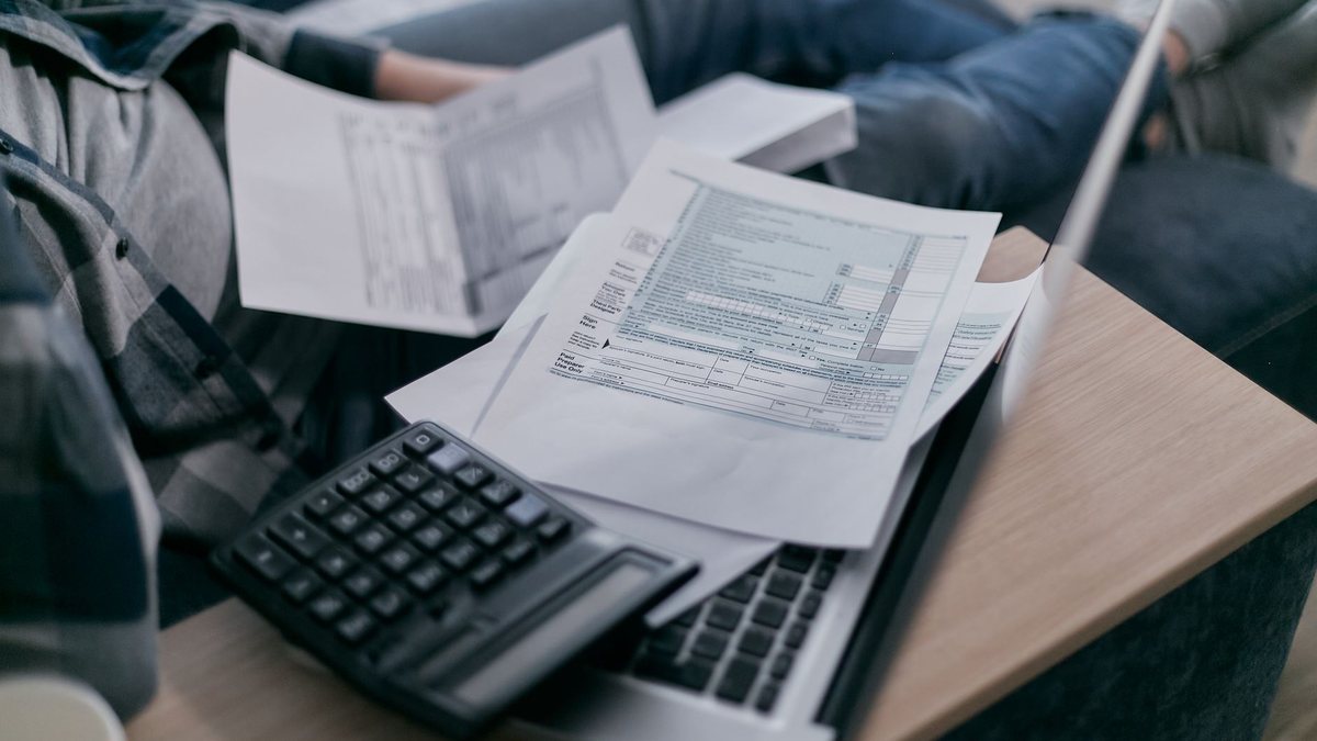 Jeune alternant remplissant sa déclaration d'impôts en ligne