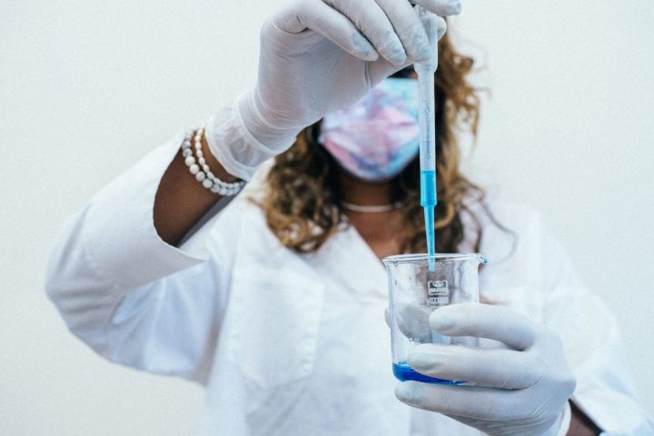 Étudiante en BTS Métiers de la chimie effectuant des analyses en laboratoire