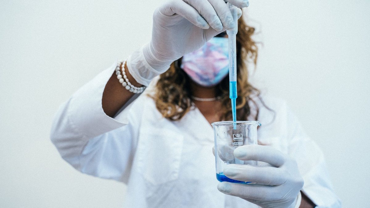 Étudiante en BTS Métiers de la chimie effectuant des analyses en laboratoire
