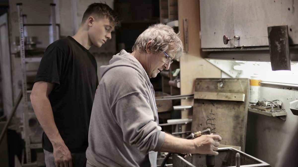 Maître d’apprentissage accompagnant un apprenti en atelier