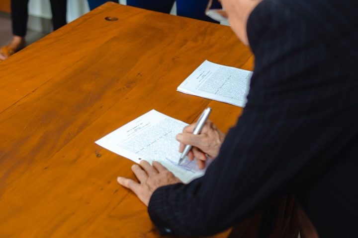 Alternant signant son contrat avec la période d'essai expliquée