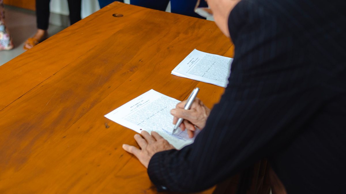 Alternant signant son contrat avec la période d'essai expliquée