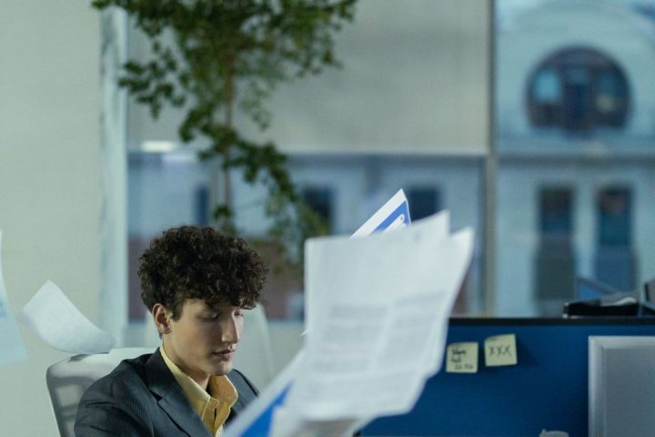 Jeune alternant remplissant un formulaire CAF pour la prime d'activité