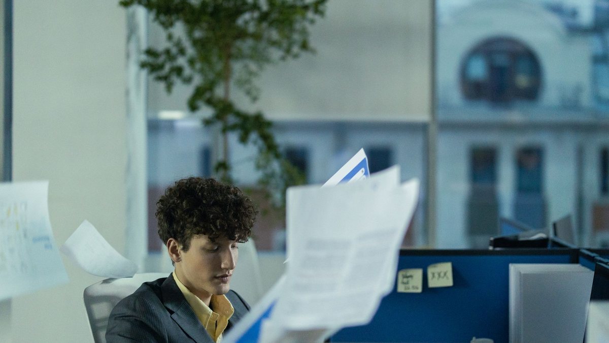 Jeune alternant remplissant un formulaire CAF pour la prime d'activité