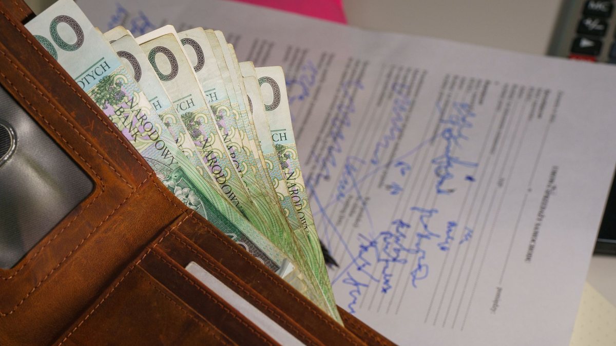 Jeune en contrat de professionnalisation signant son contrat de travail