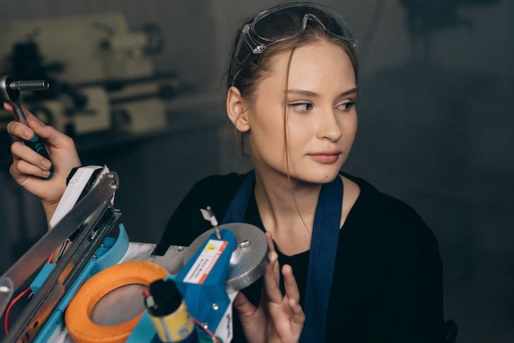 Étudiant en stage ouvrier sur une ligne de production industrielle