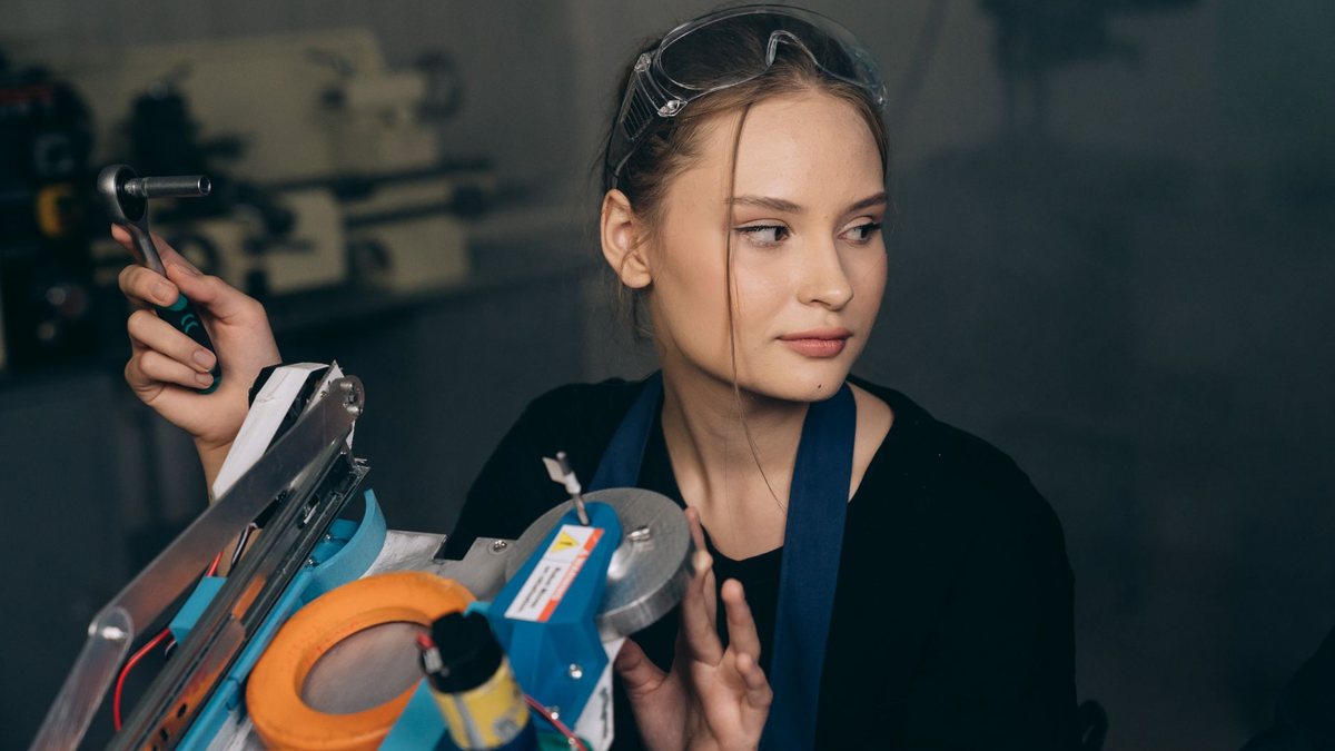 Étudiant en stage ouvrier sur une ligne de production industrielle