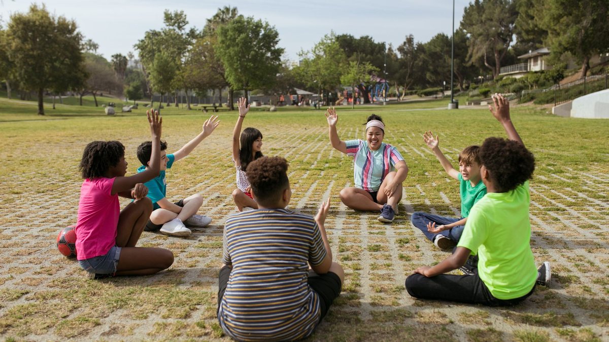 Animateur BAFA en stage pratique encadrant un groupe d'enfants
