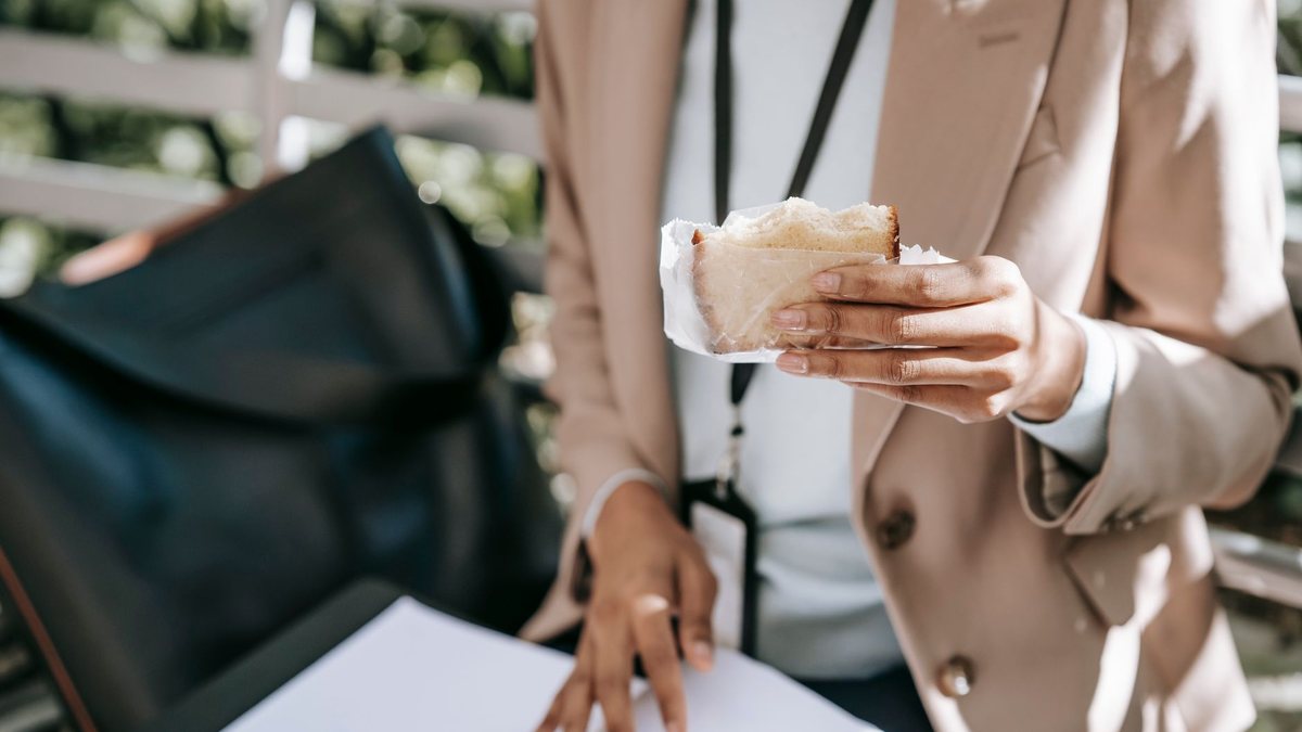 Stagiaire prenant son repas pendant une pause déjeuner au bureau