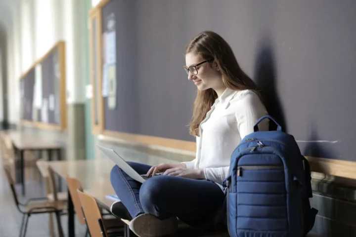 Étudiante utilisant un ordinateur portable pour suivre une formation IA en alternance