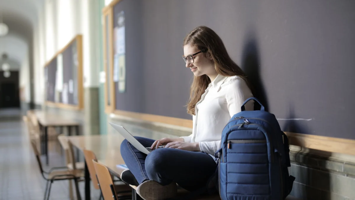 Étudiante utilisant un ordinateur portable pour suivre une formation IA en alternance